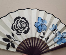 Load image into Gallery viewer, Flores azules y negro  (incluye bolsita para guardar)
